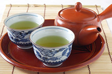 温かな緑茶を飲んで休憩します。